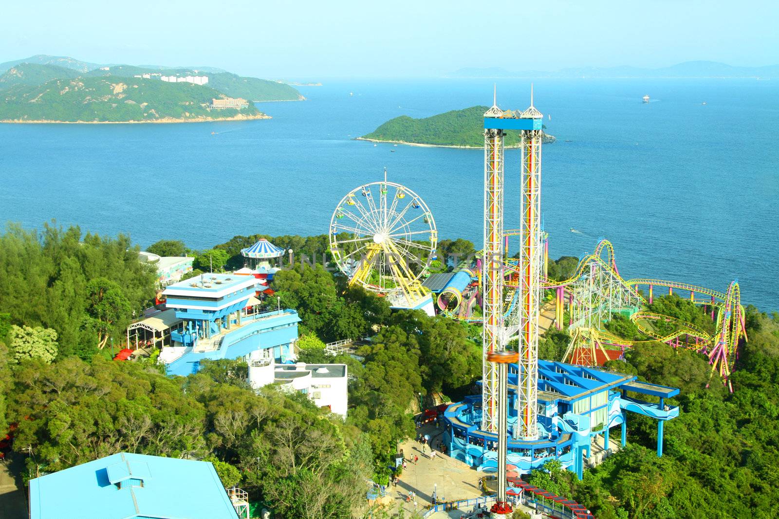 Amusement park rides in Hong Kong by kawing921