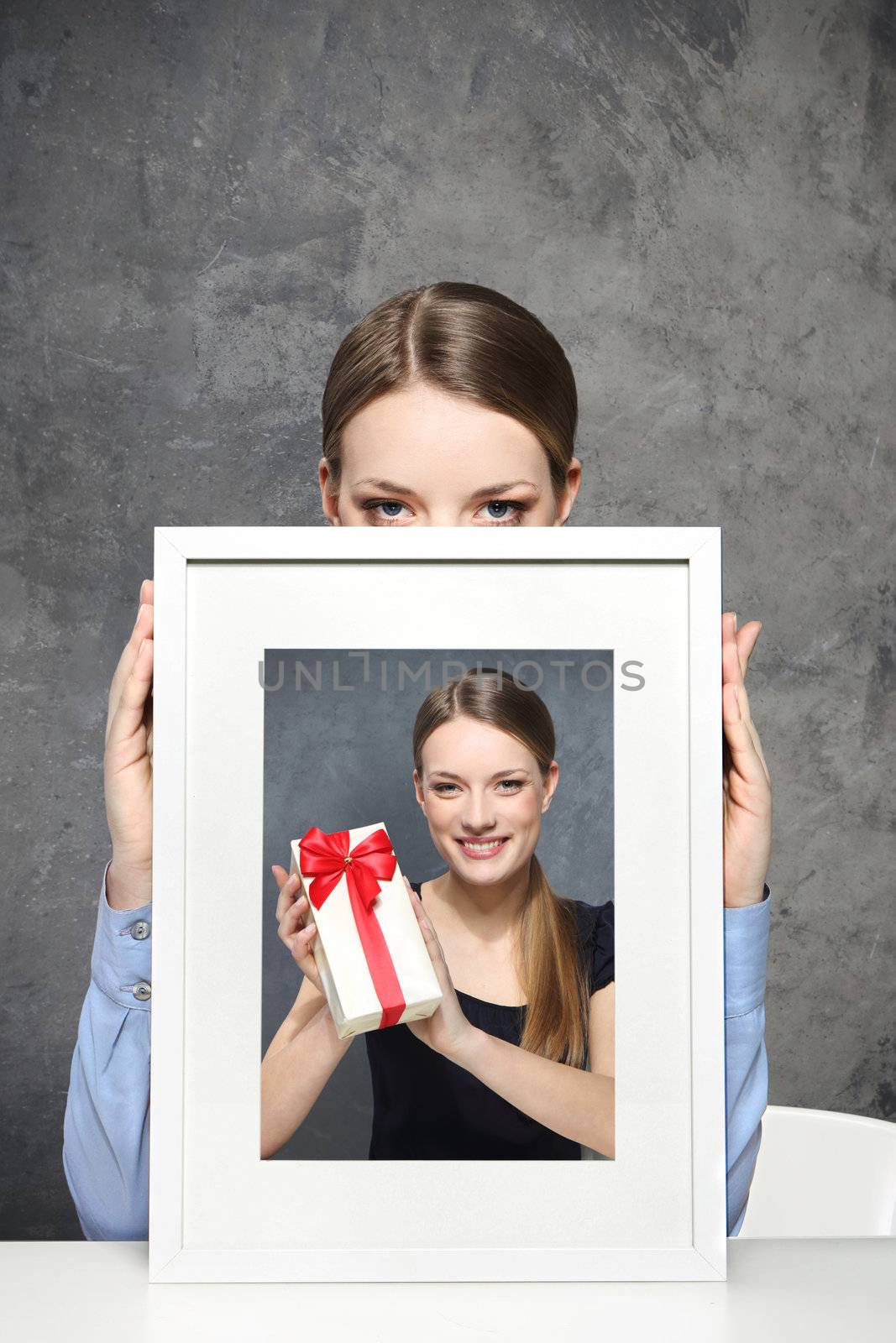 Girl holds a picture of by robert_przybysz