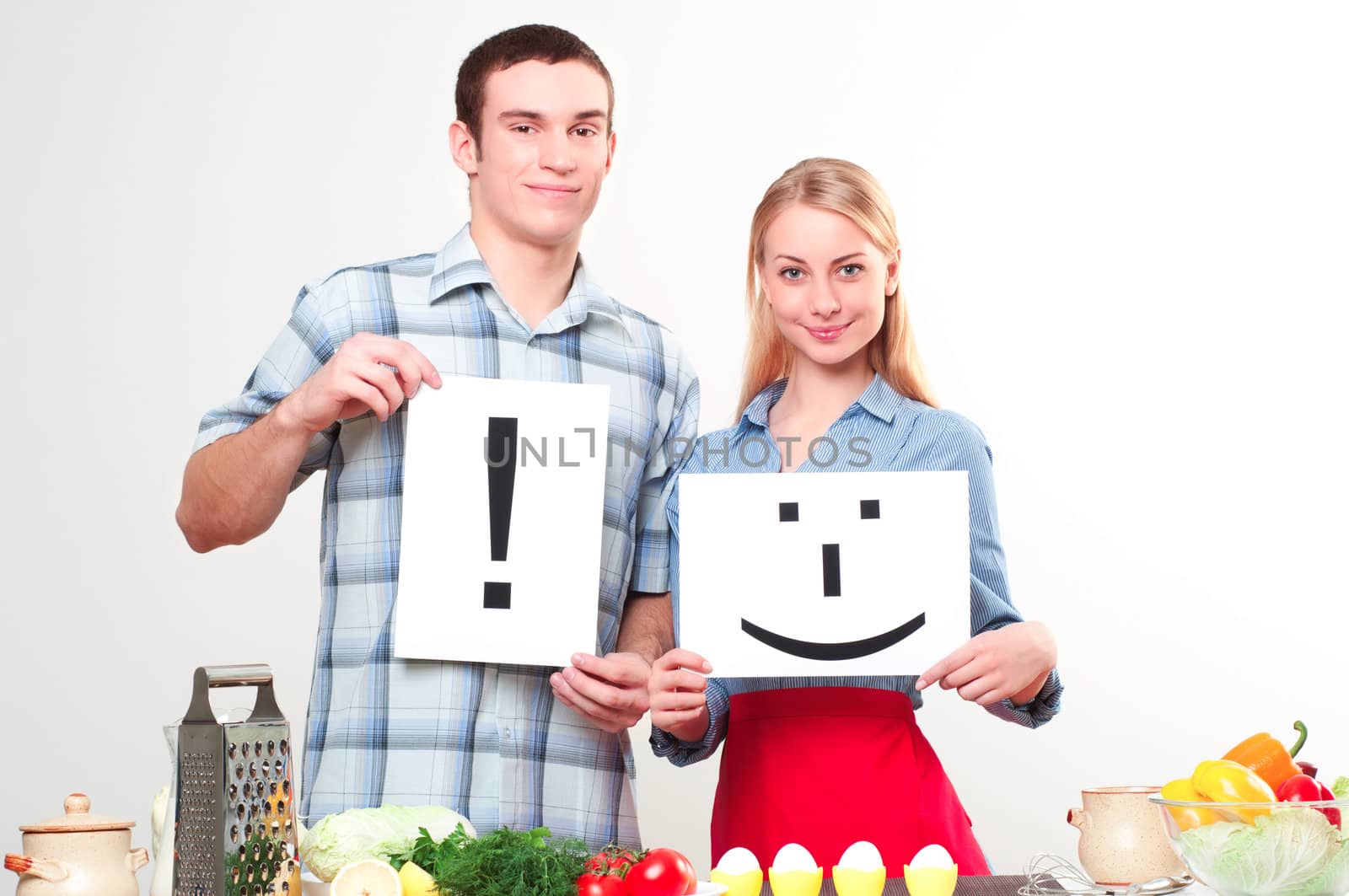 couple holding a plate with signs smile and exclamation