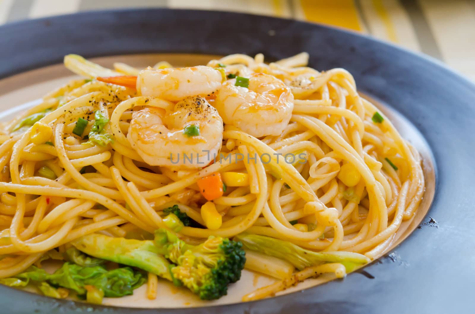 pasta with tomato sauce , shrimp  and vegetable