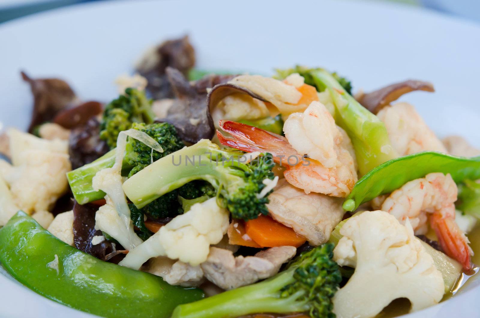 shrimp and pork  fried with oyster sauce  and mix vegetable