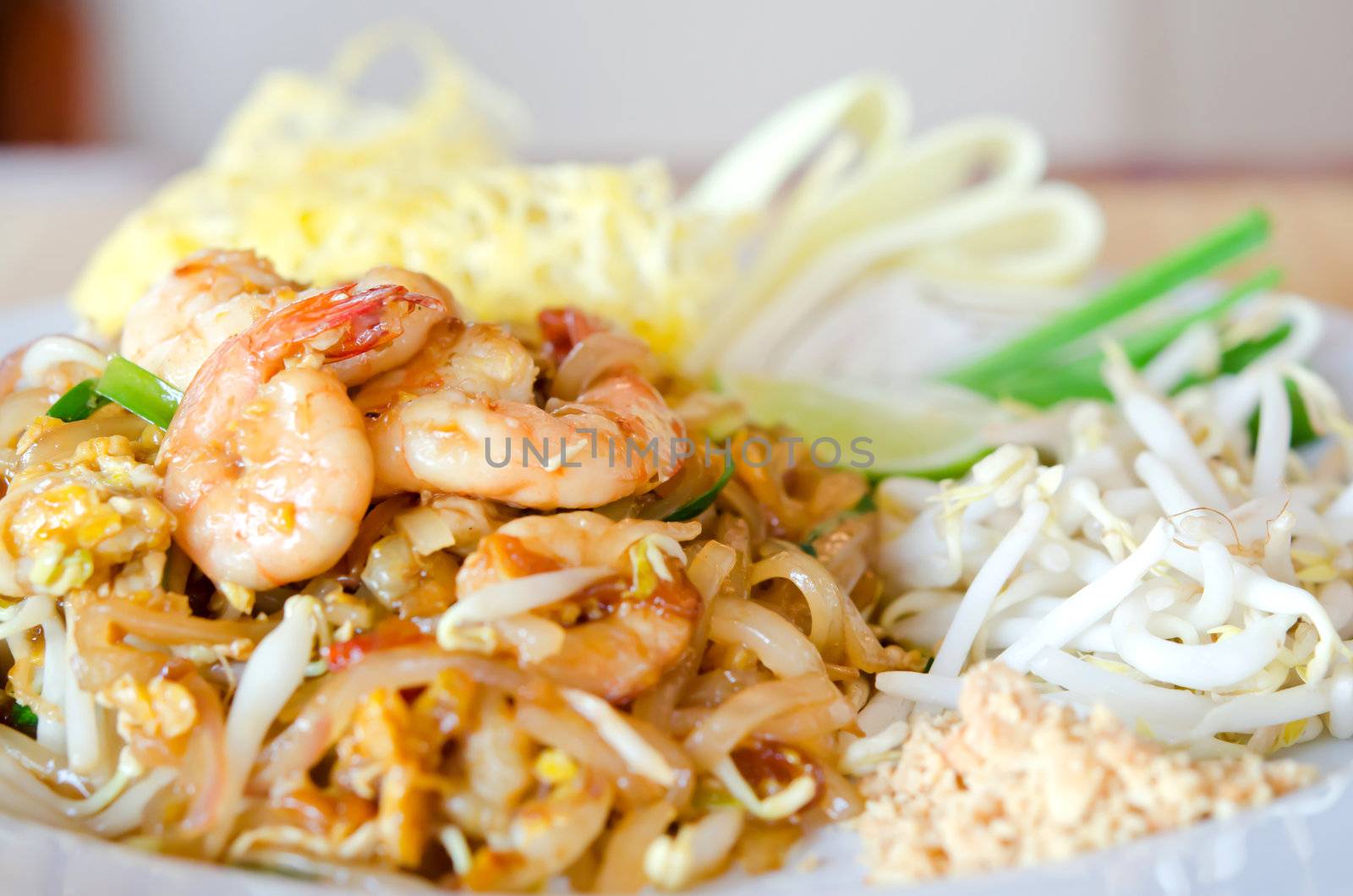Stir fry noodles with shrimp , egg   served with  fresh vegetable 