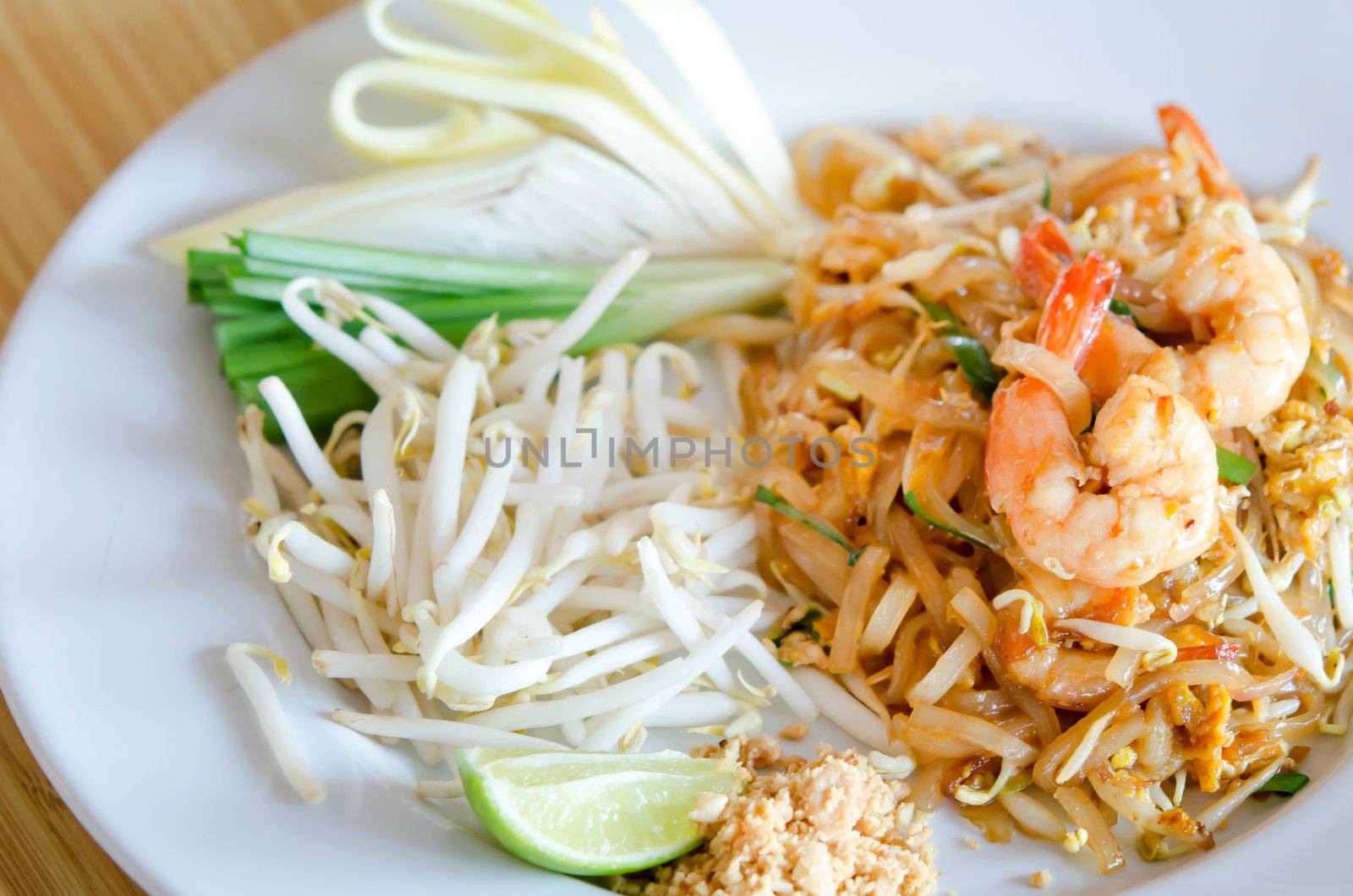  Stir fry noodles with shrimp , egg  and fresh vegetable