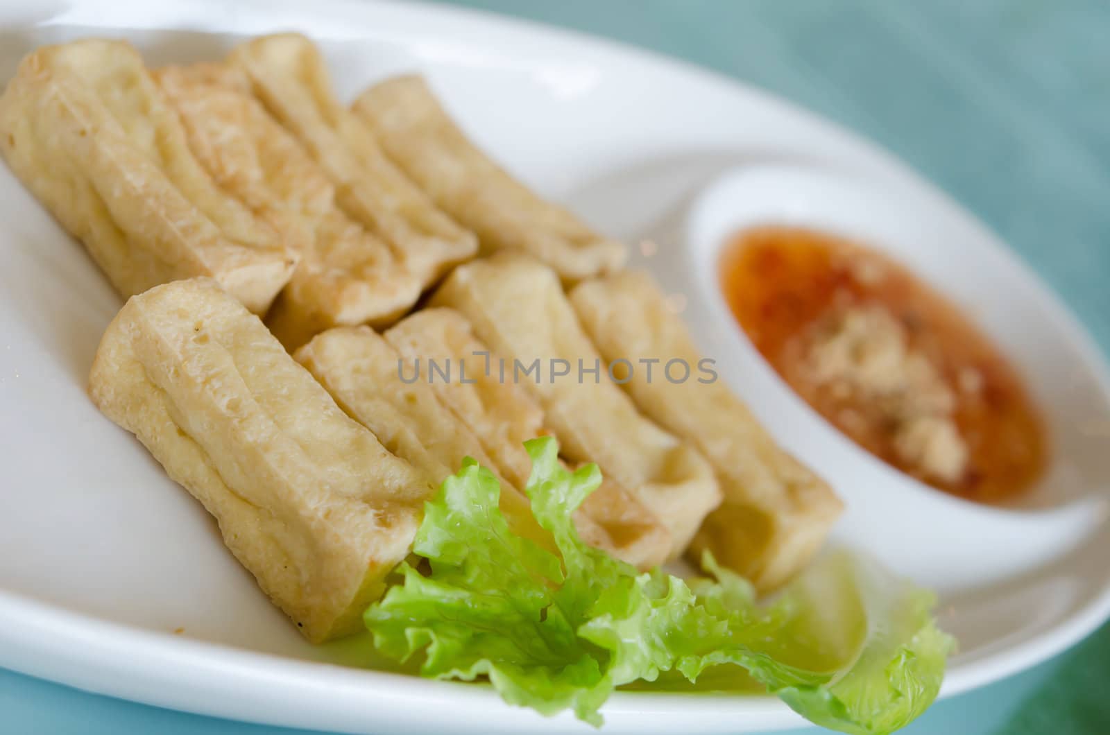 close up deep fried tofu and fresh vegetable 