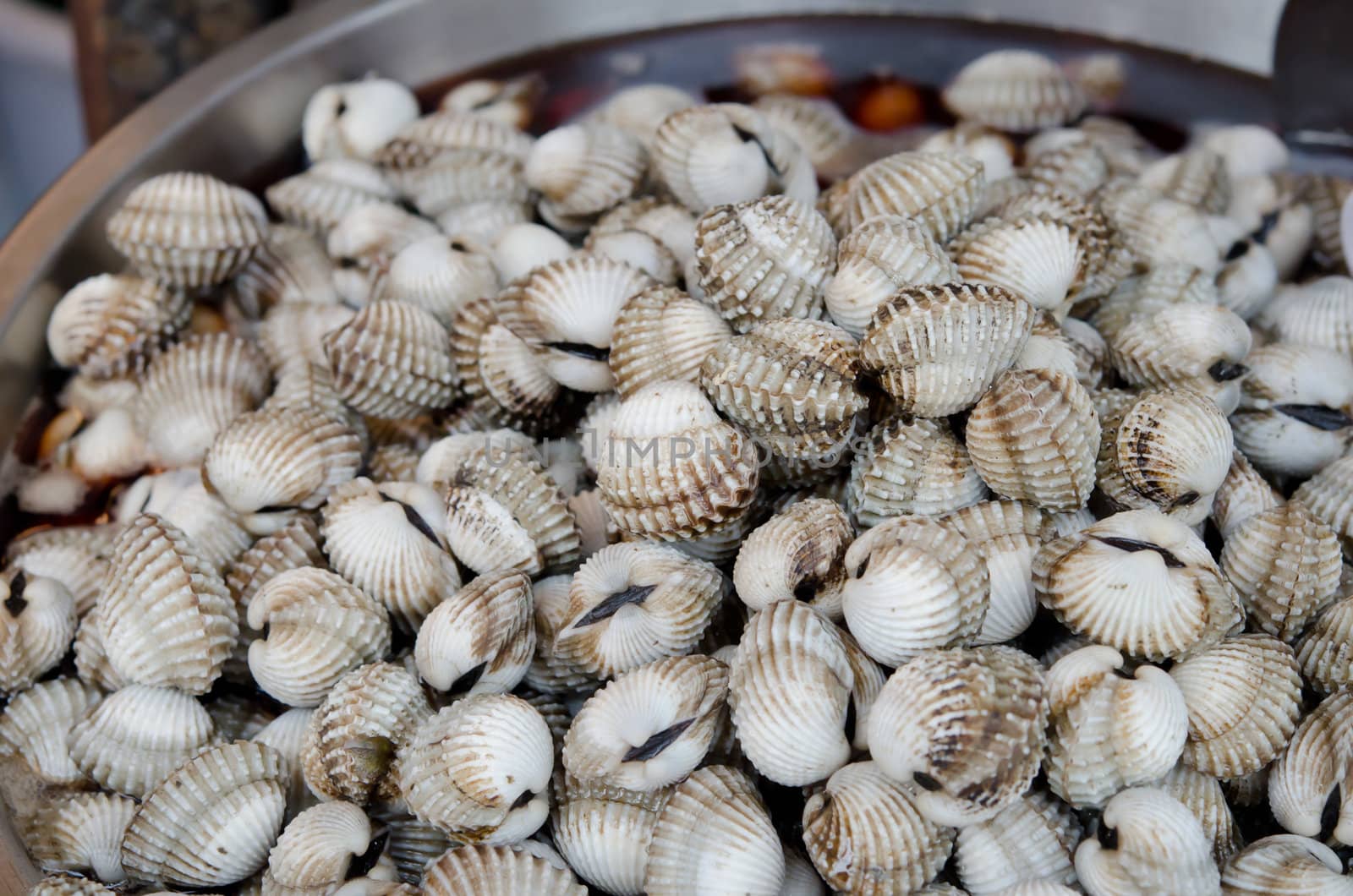 full  fresh cockles for sale at a market