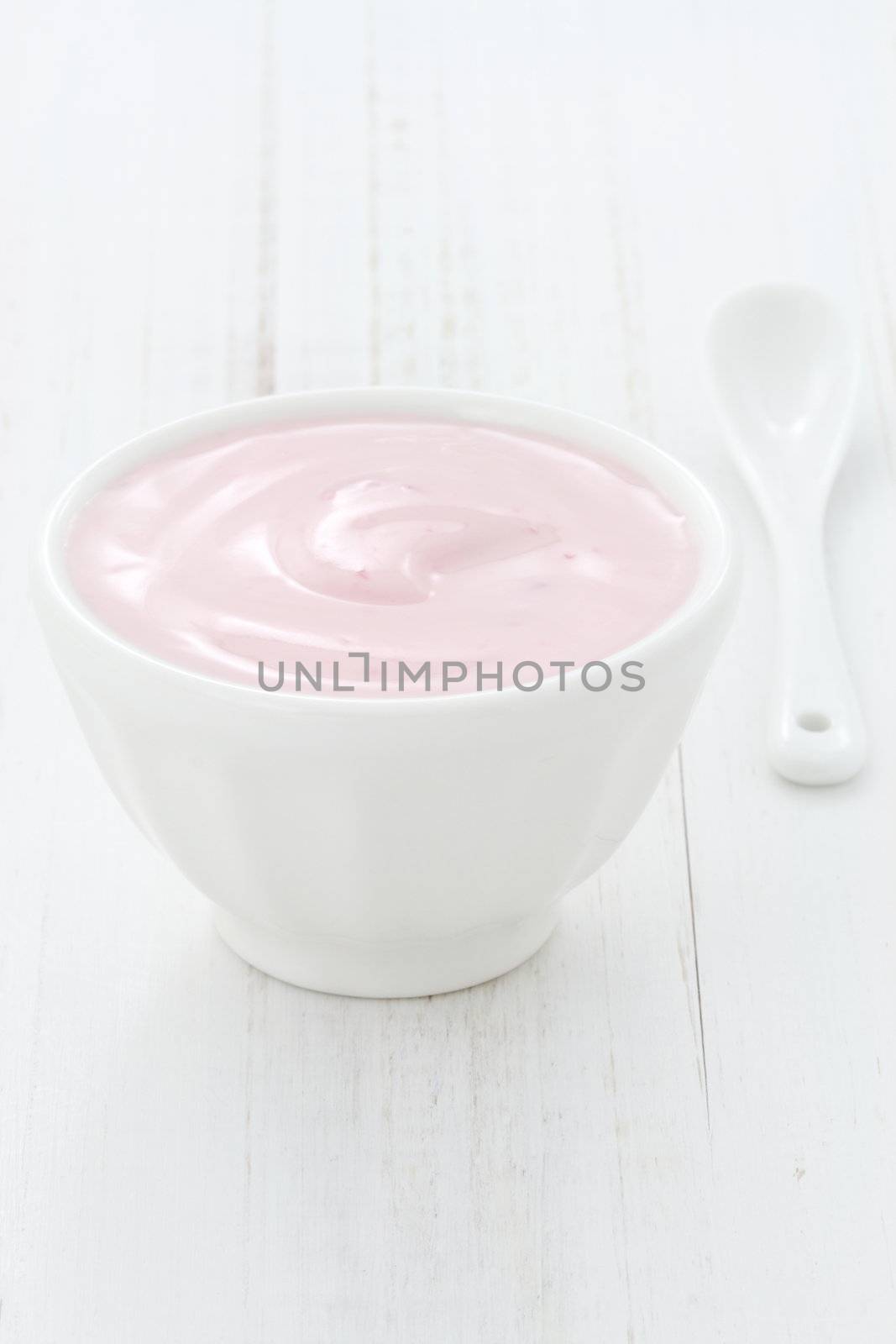 Fresh strawberry yogurt by tacar