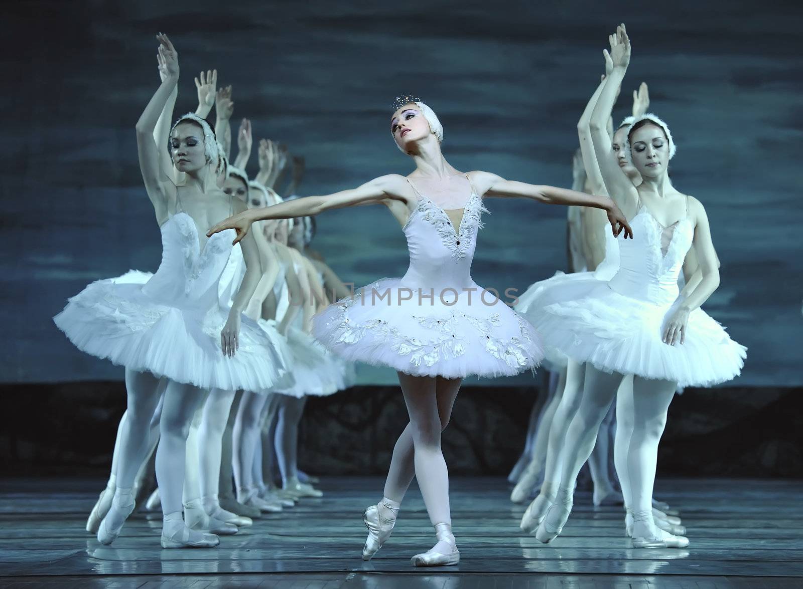 CHENGDU - DECEMBER 24: Russian royal ballet perform Swan Lake ballet at Jinsha theater December 24, 2008 in Chengdu, China.