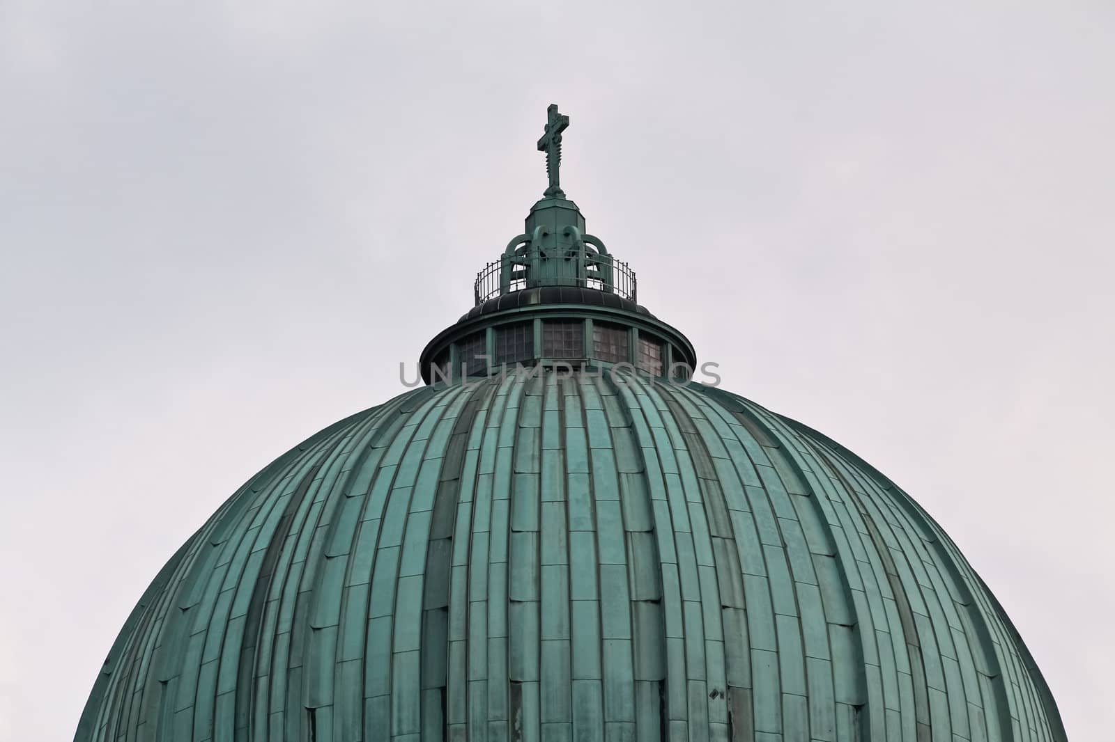 The cupola of Karl-Borrom�us-church in Vienna's central cemetery in a style called "jugendstil"