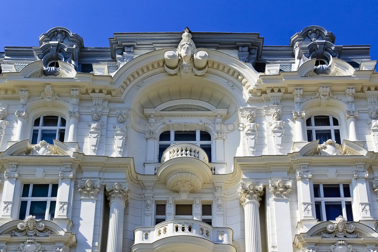 A craftful house facade showing skills from last centuries