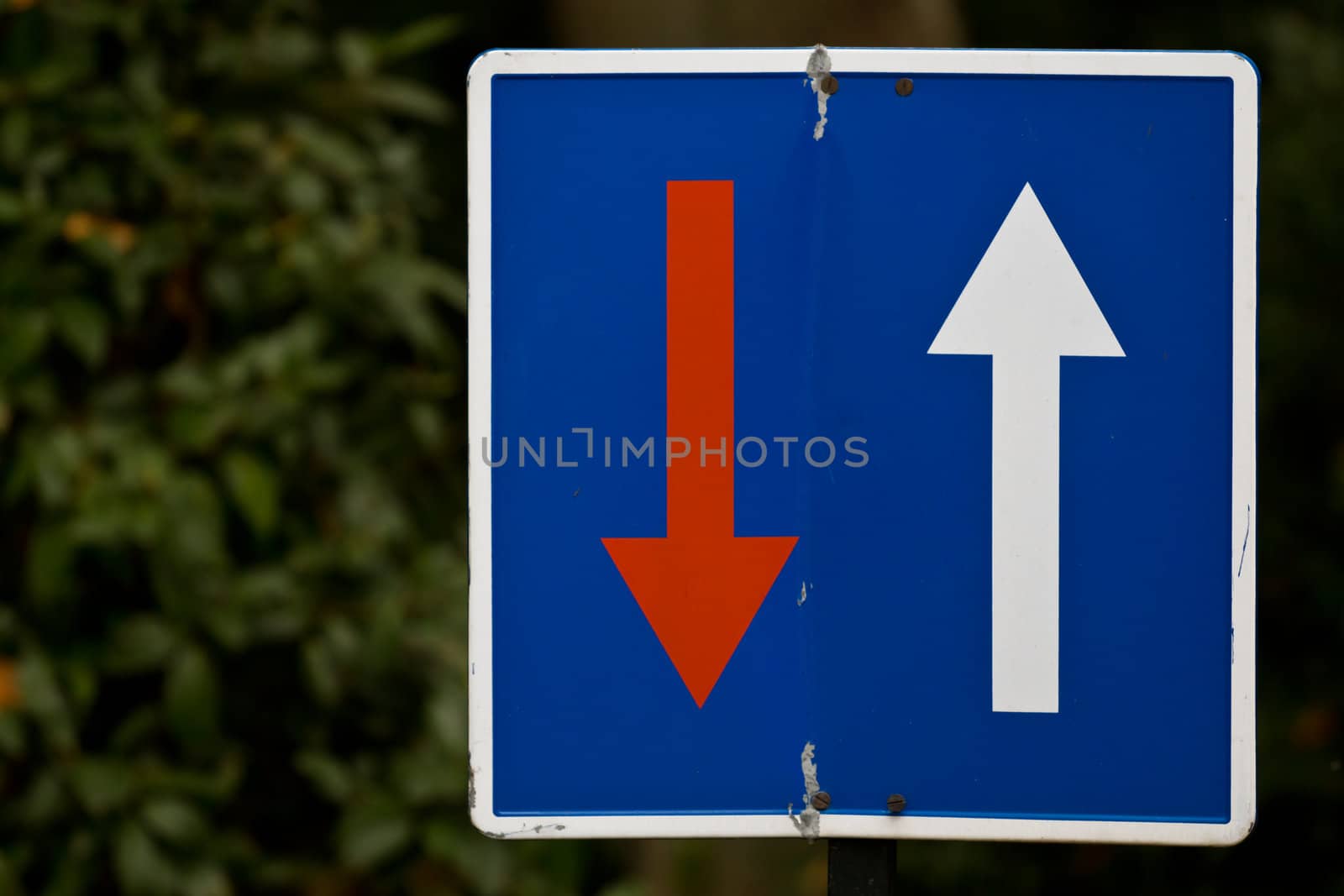 A grungy old sign saying that oncoming traffic has to wait in the center of Madrid