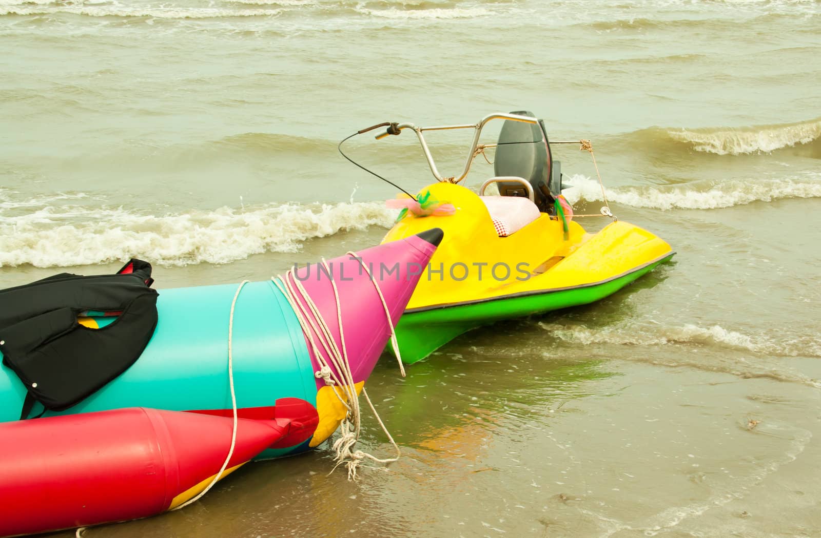 Banana boat on beach For tourists coming to play.