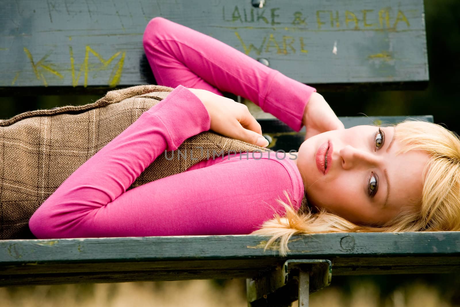 Beautifull young girl relaxing in a park