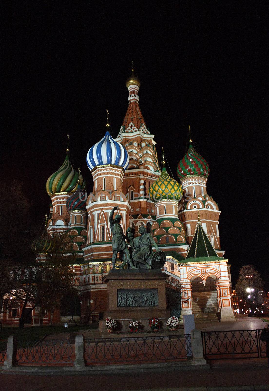 Vasiliy Blazhenniy church on red square in Moscow, night