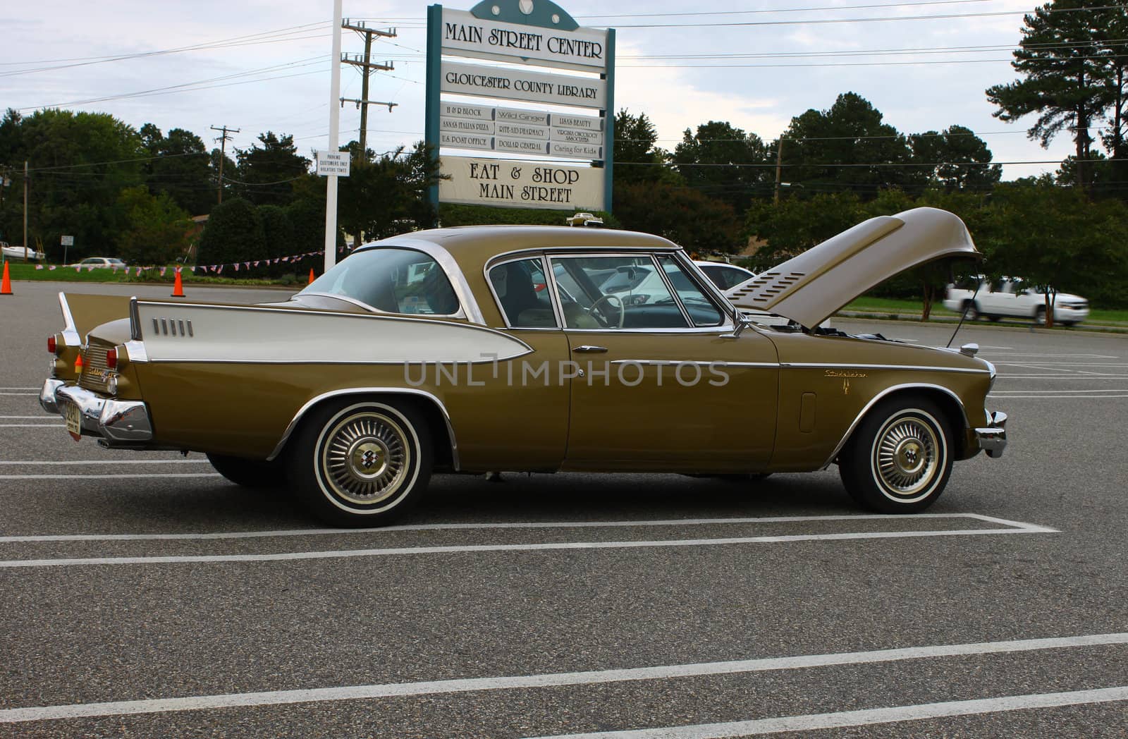 GLOUCESTER, VA, USA -SEPTEMBER 16: Vintage 1957 Studebaker in the Middle Peninsula Classic Cruisers Club weekly Car Show. Main Street Center. September 16, 2011 in Gloucester, VA, USA 