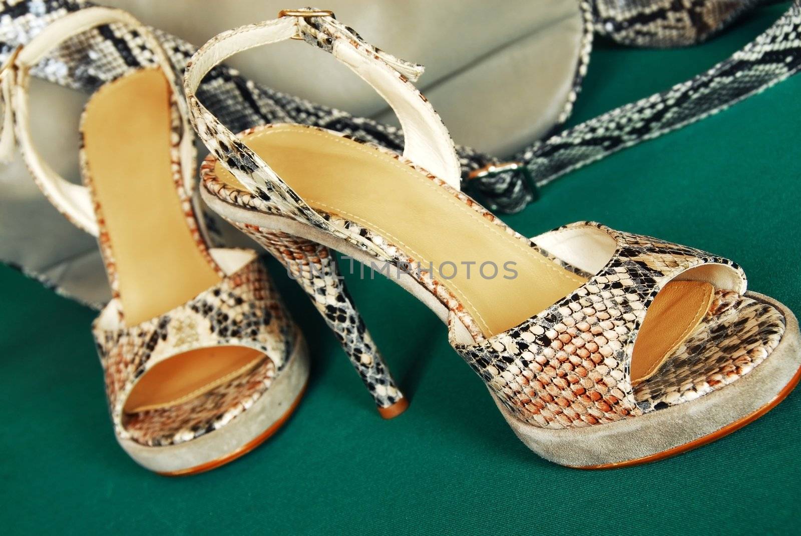 Fashionable shoes by simply