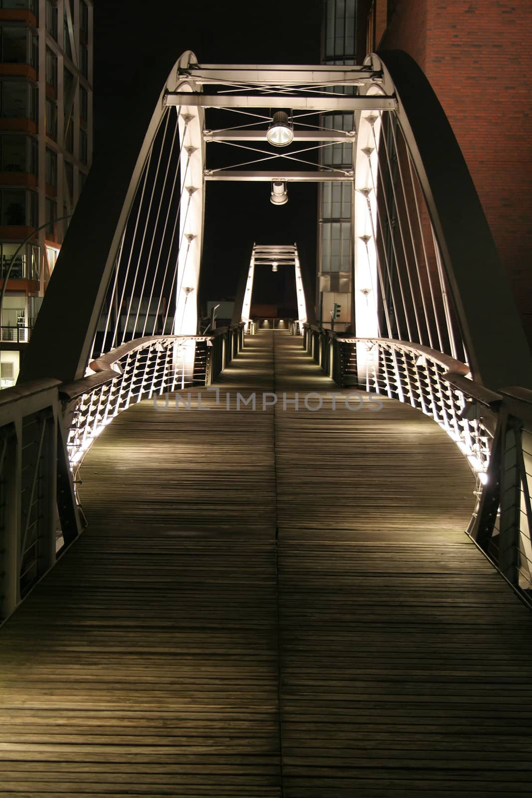 Footbridge at night by hanhepi