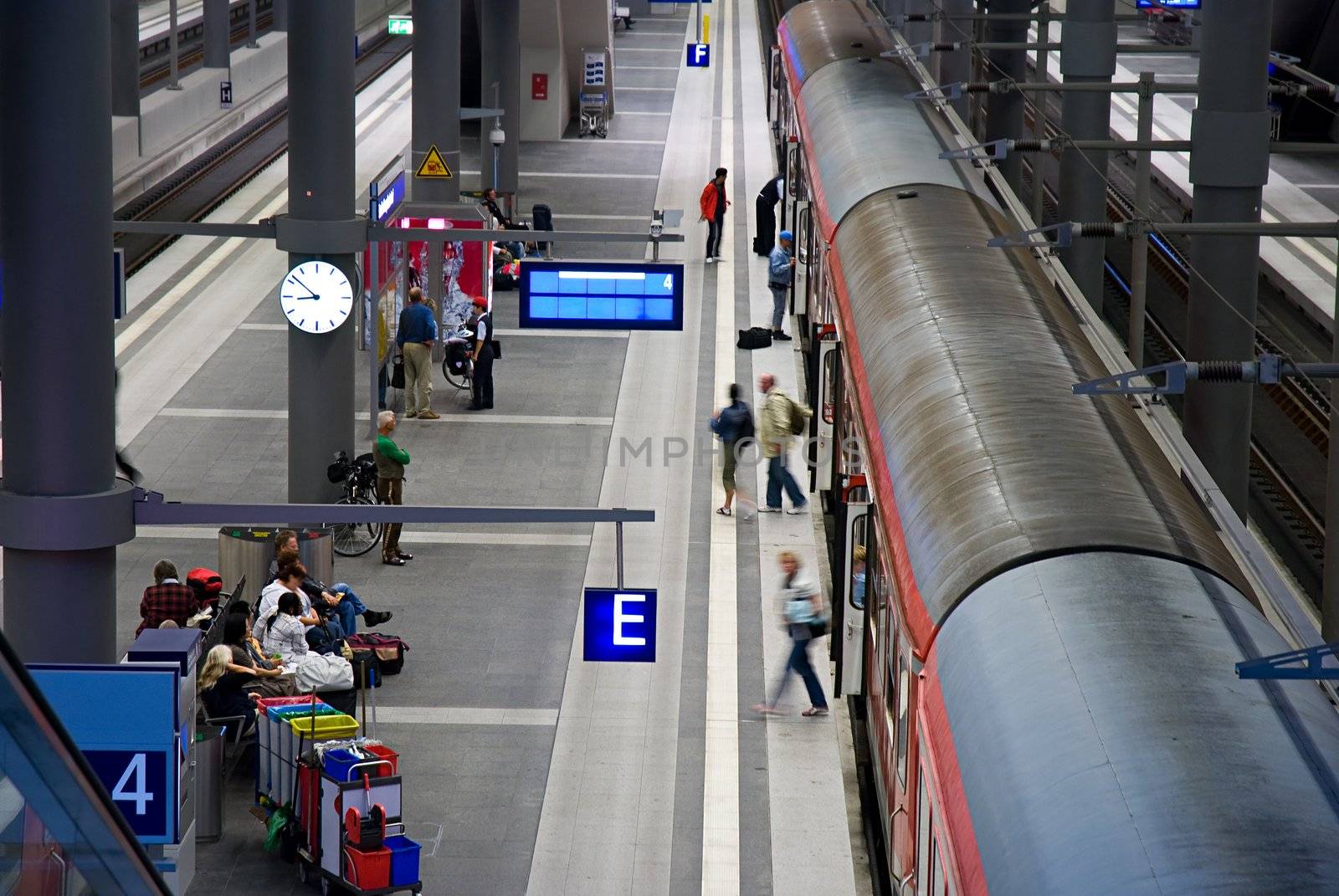 General plan a subway station platform
