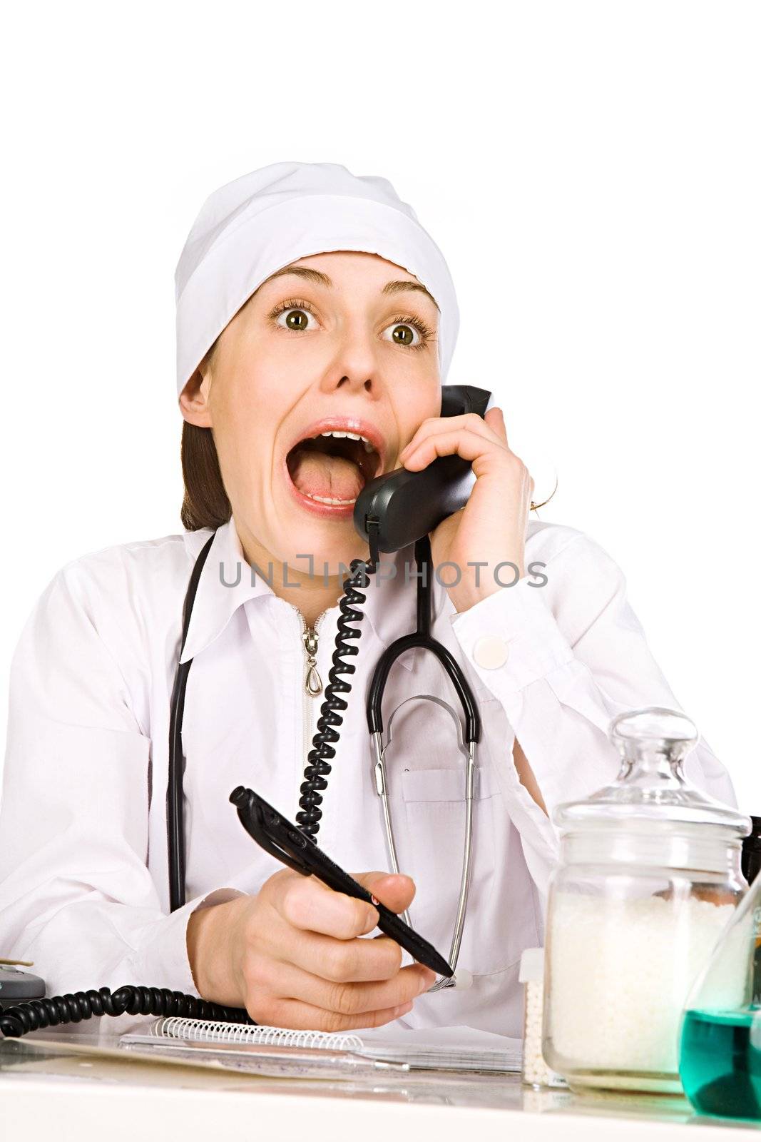 The comical woman-therapist shouts for horror, speaking by phone
