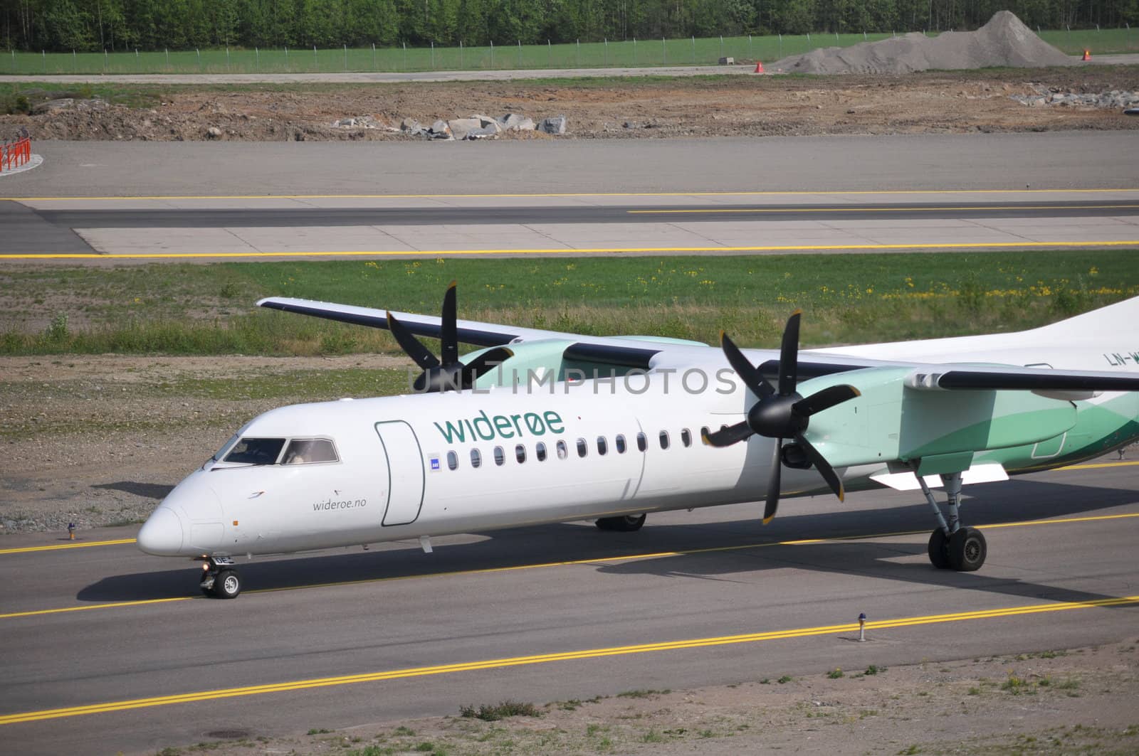 Airplane from Widerøe on the runway