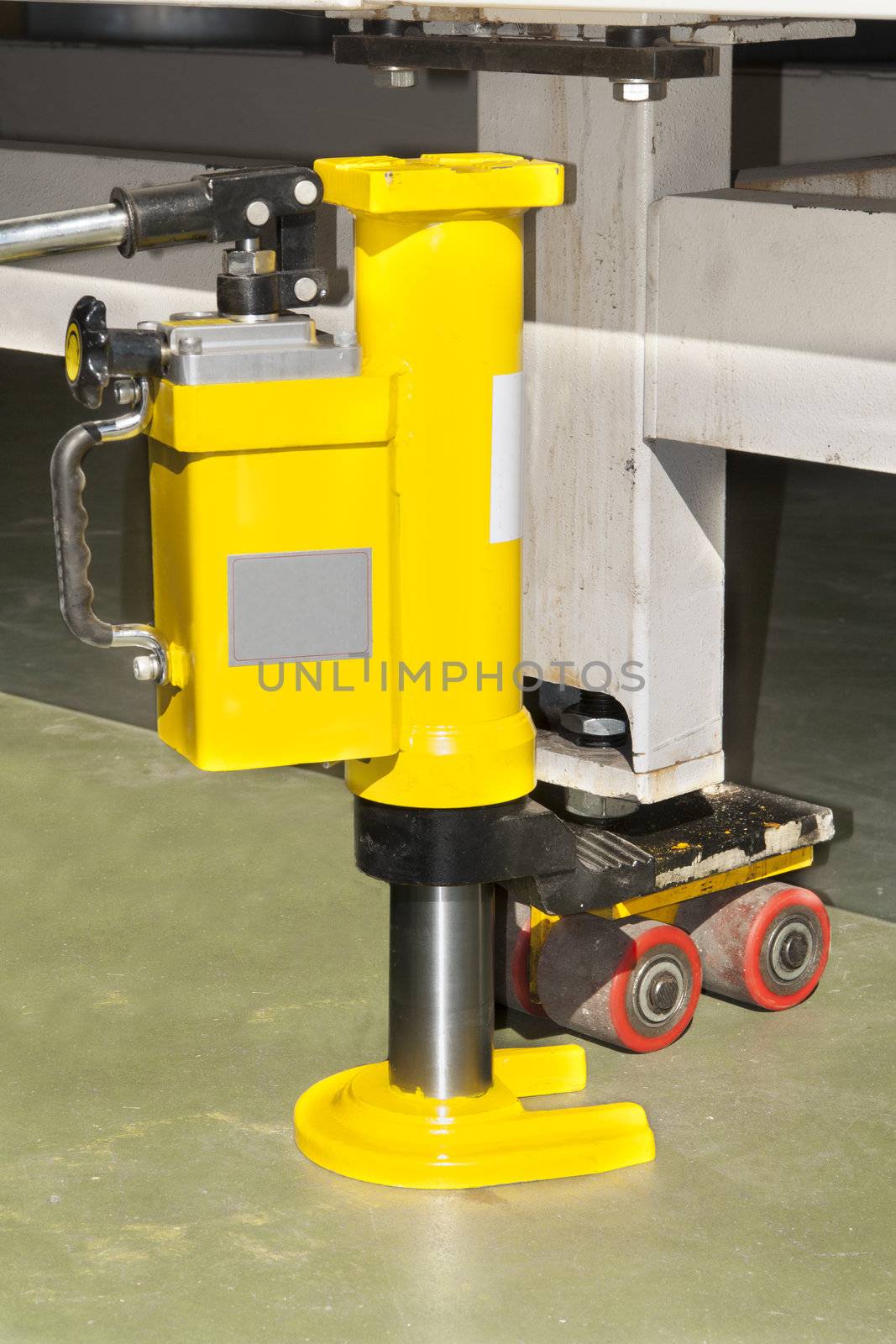 hydraulic floor jack  lifting, closeup