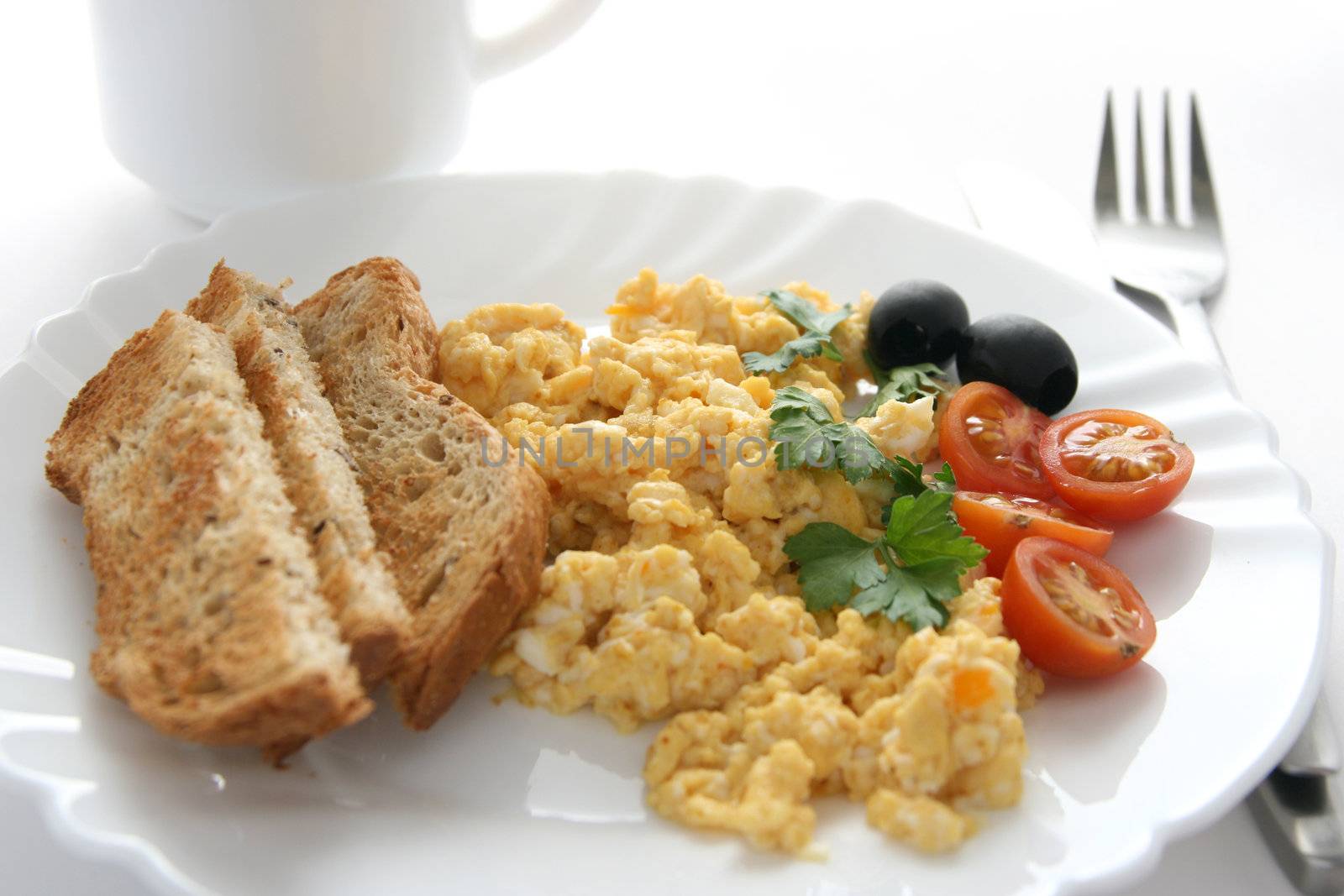 Scrambled eggs with tomato and olives