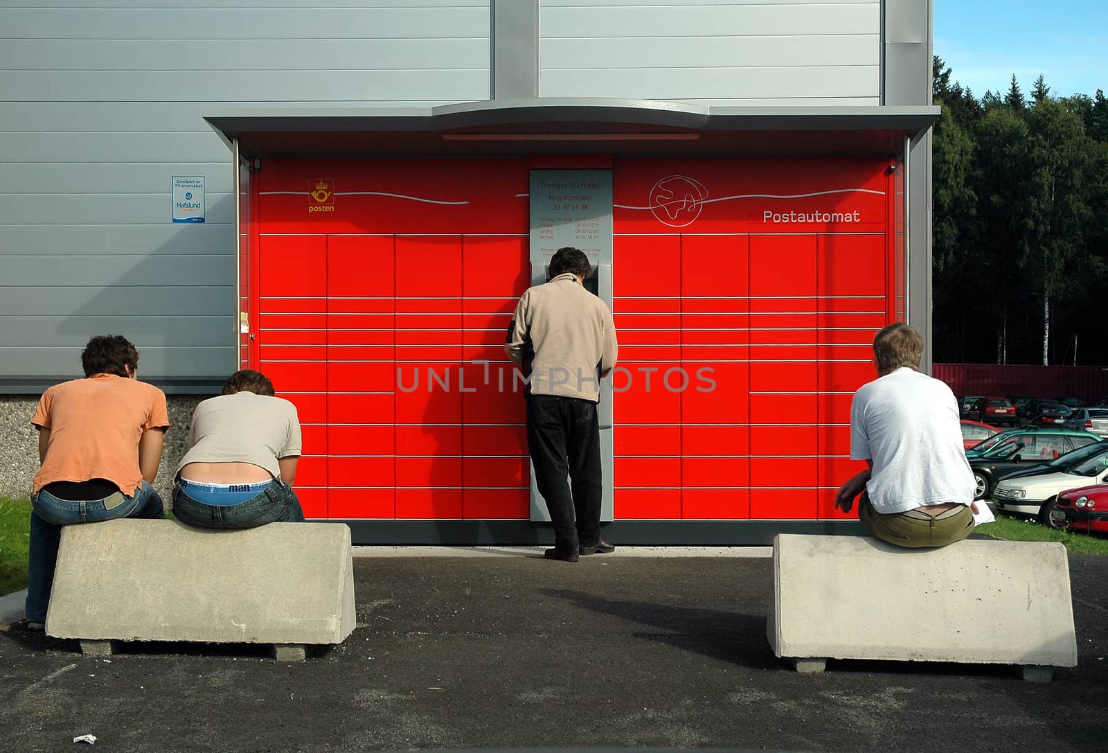 Norwegian mail automat. Waiting people. Norway 2006.