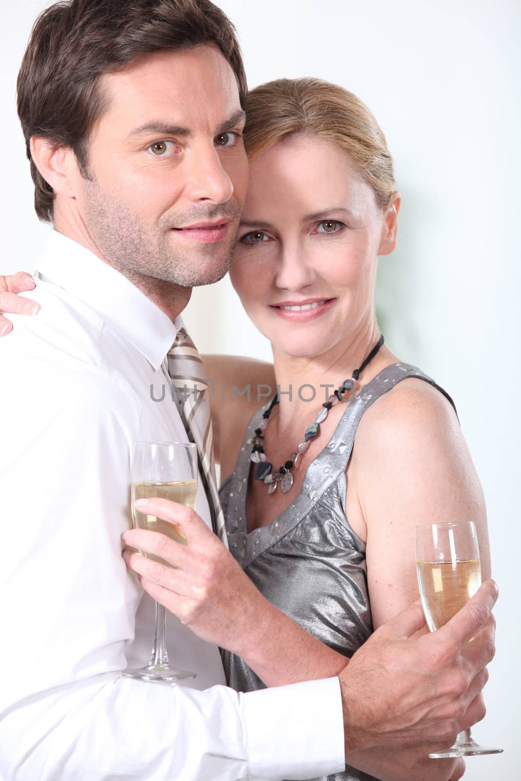 portrait of a couple with champagne by phovoir