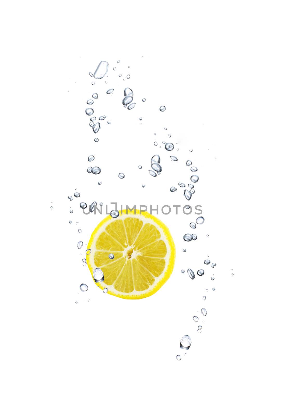 slice of lemon in water