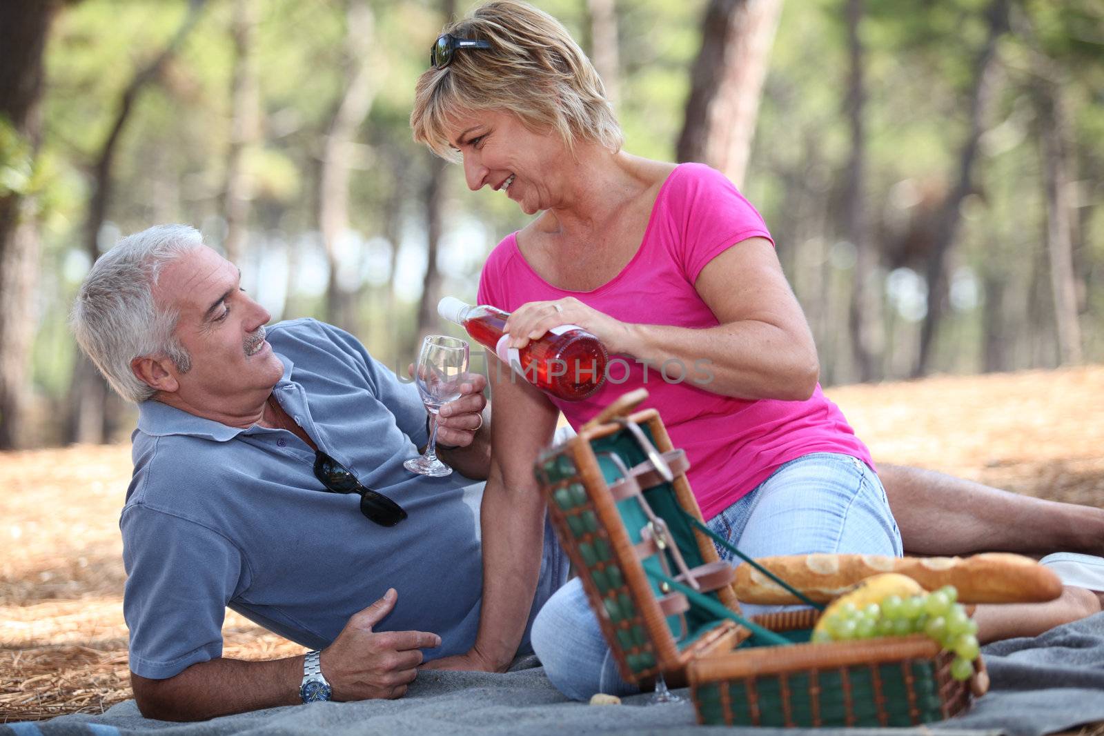 Couple enjoying picnic by phovoir