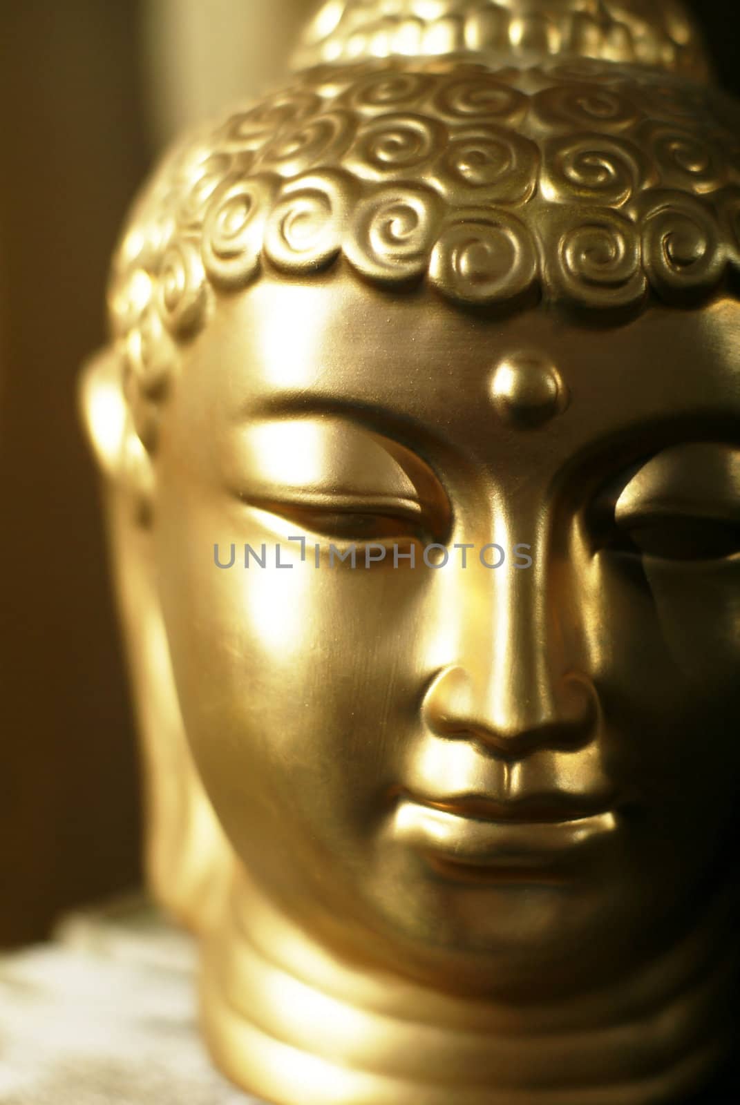 The head of a golden buddha in a warm (atmos)sphere.