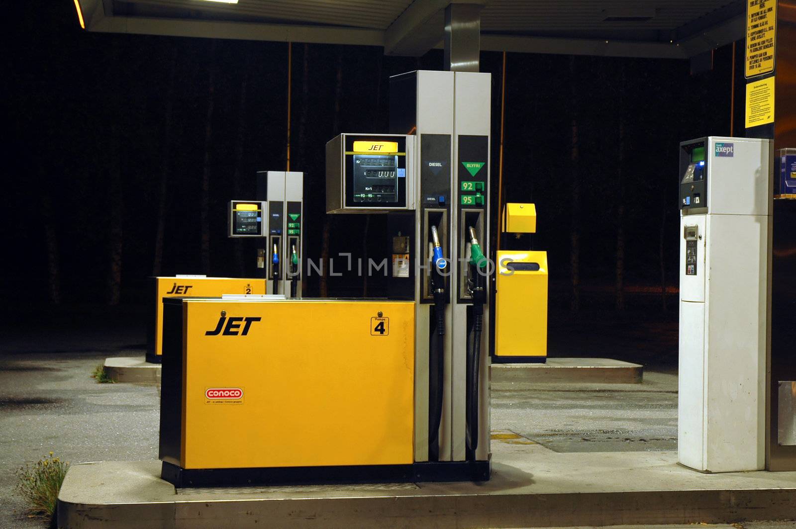 Norwegian Jet station. 
ConocoPhillips. - 2006.
Nightshoot.