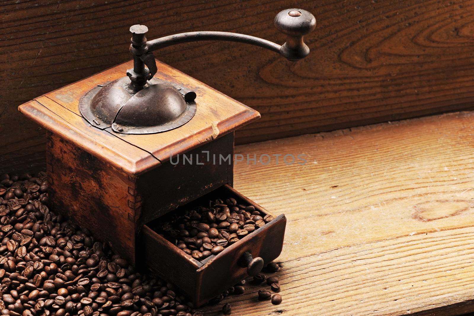 Roasted coffee beans by stokkete