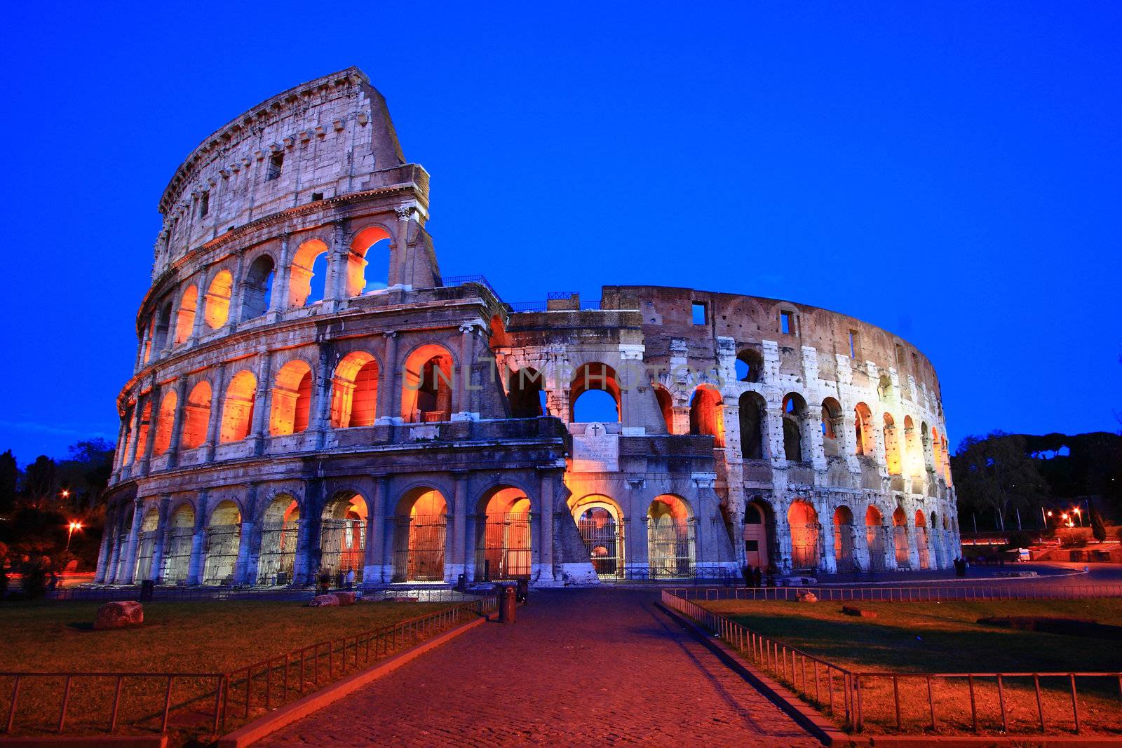 colosseum rome italy night by vichie81