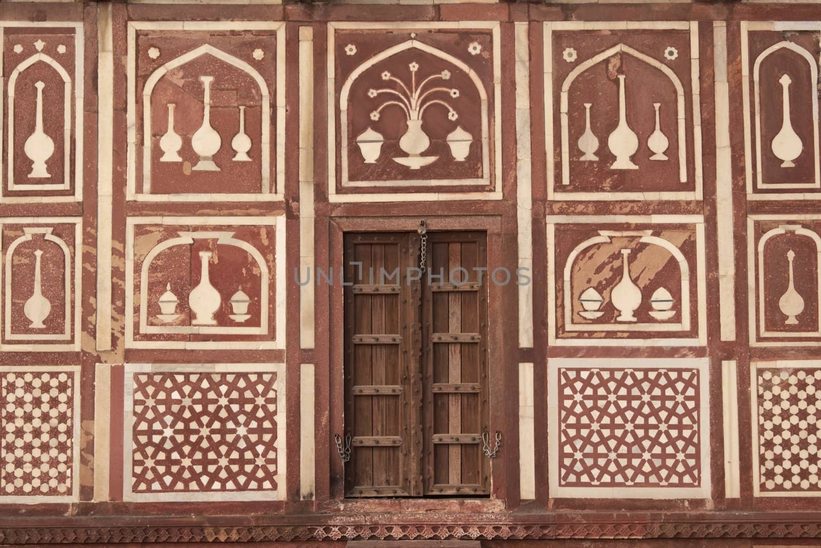 Detail of islamic architecture on a gatehouse at the tomb of Mughal tomb (I'timad-ud-Daulah). 17th Century AD. Agra, Uttar Pradesh, India