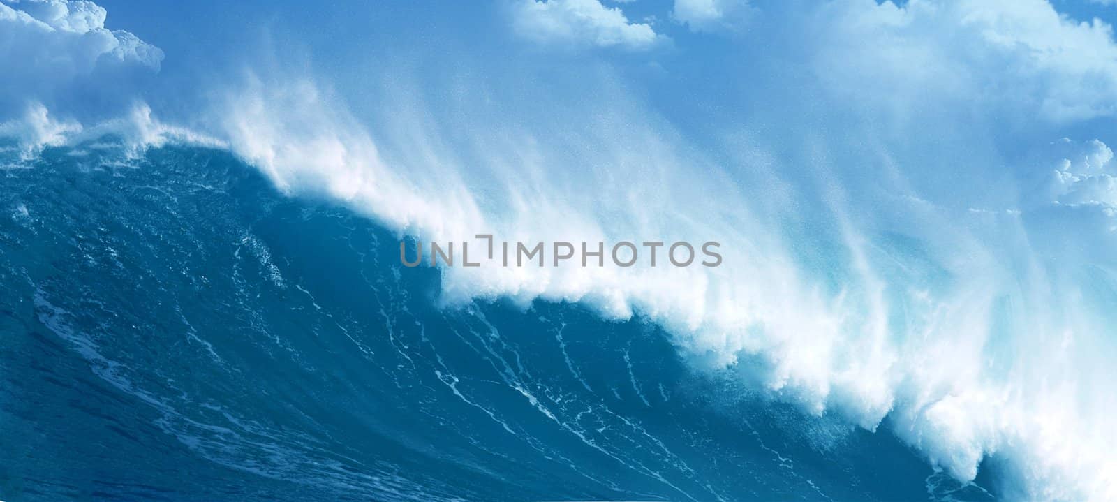 Powerful ocean wave by ozaiachin