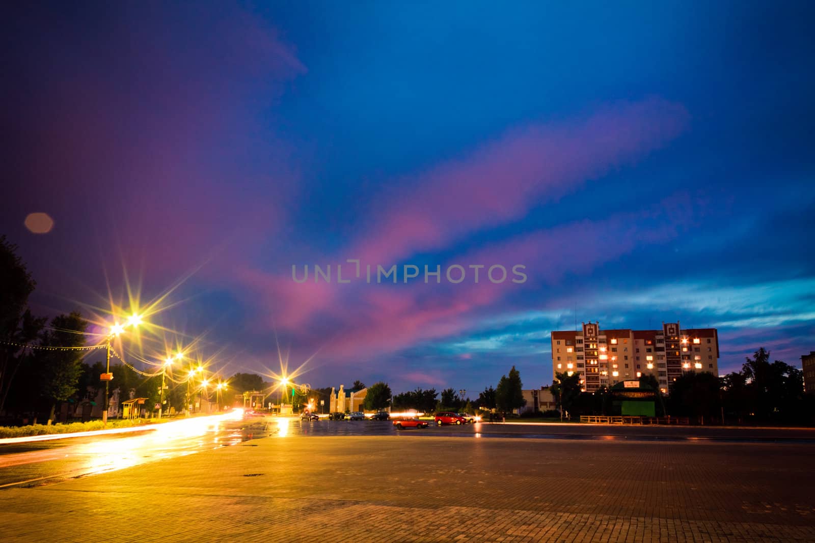 night traffic light  by ryhor