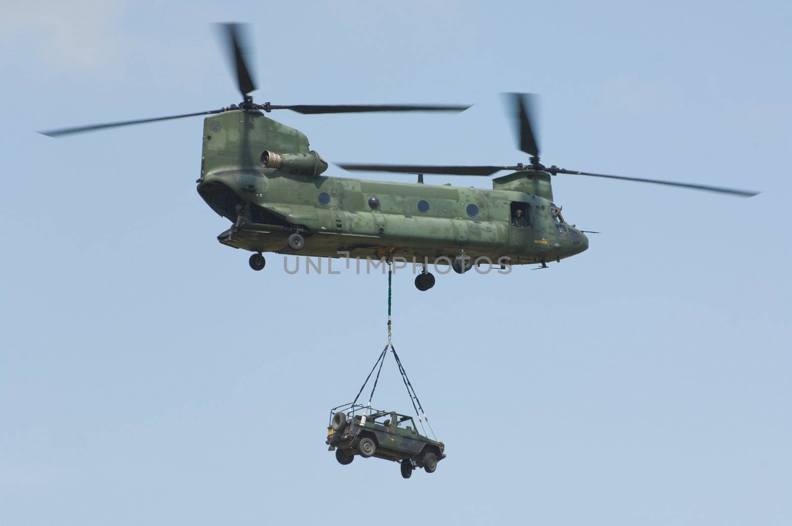 CH-47 Chinook helicopter carrying 4x4x off-road mercedes