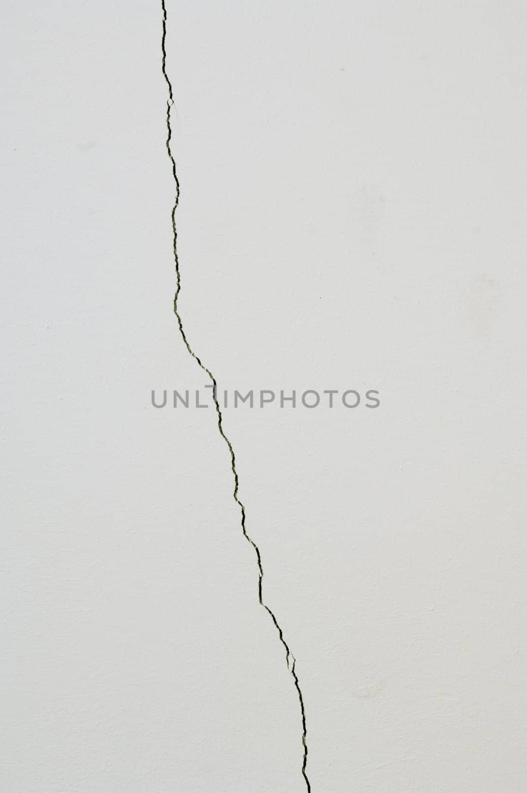White wall with irregular vertical crack