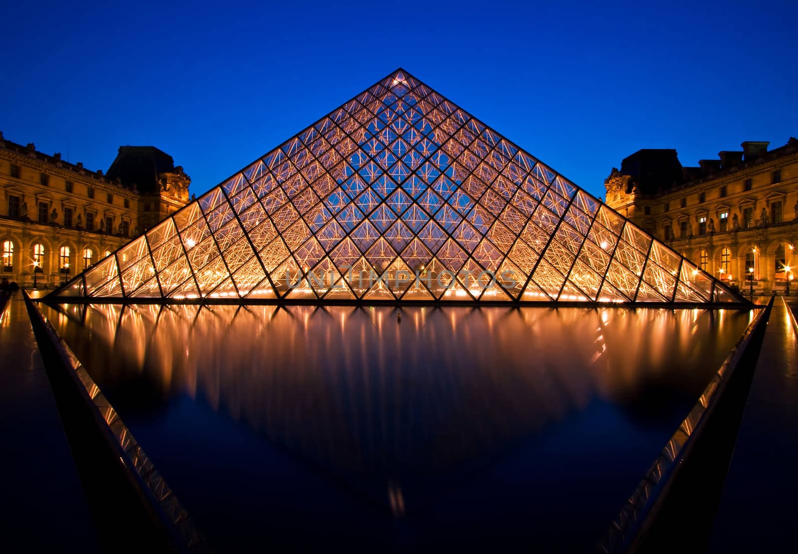 Louvre Museum by vichie81