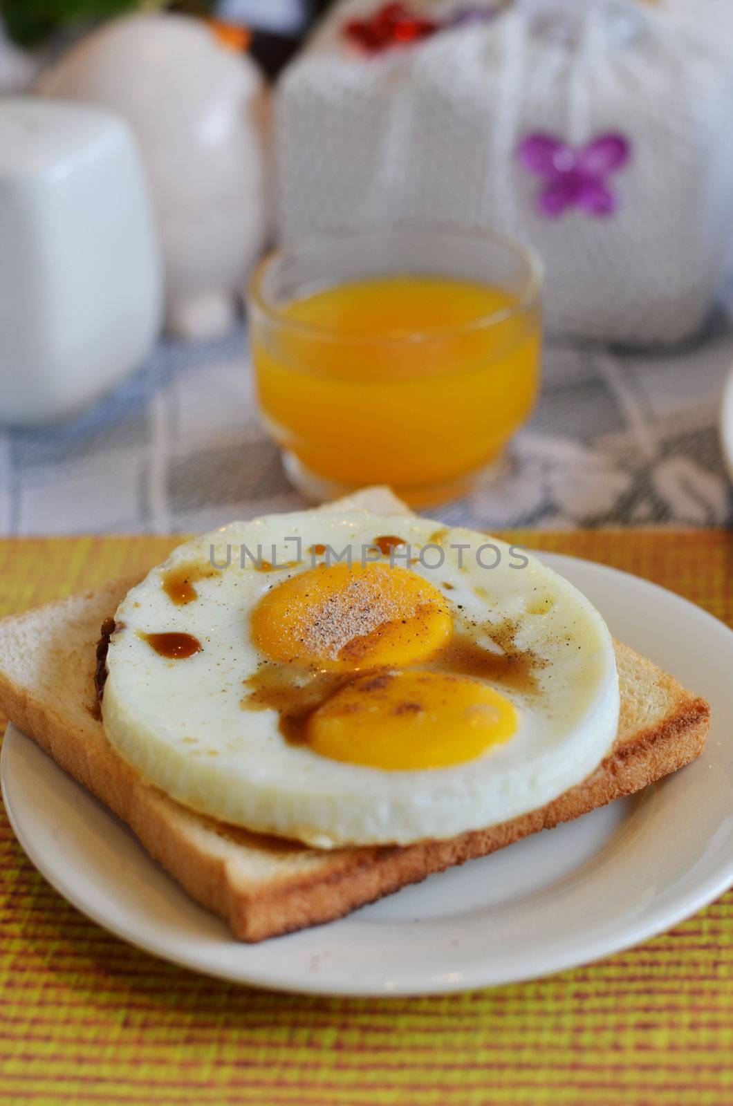 breakfast , fried egg sandwich on buttered toast
