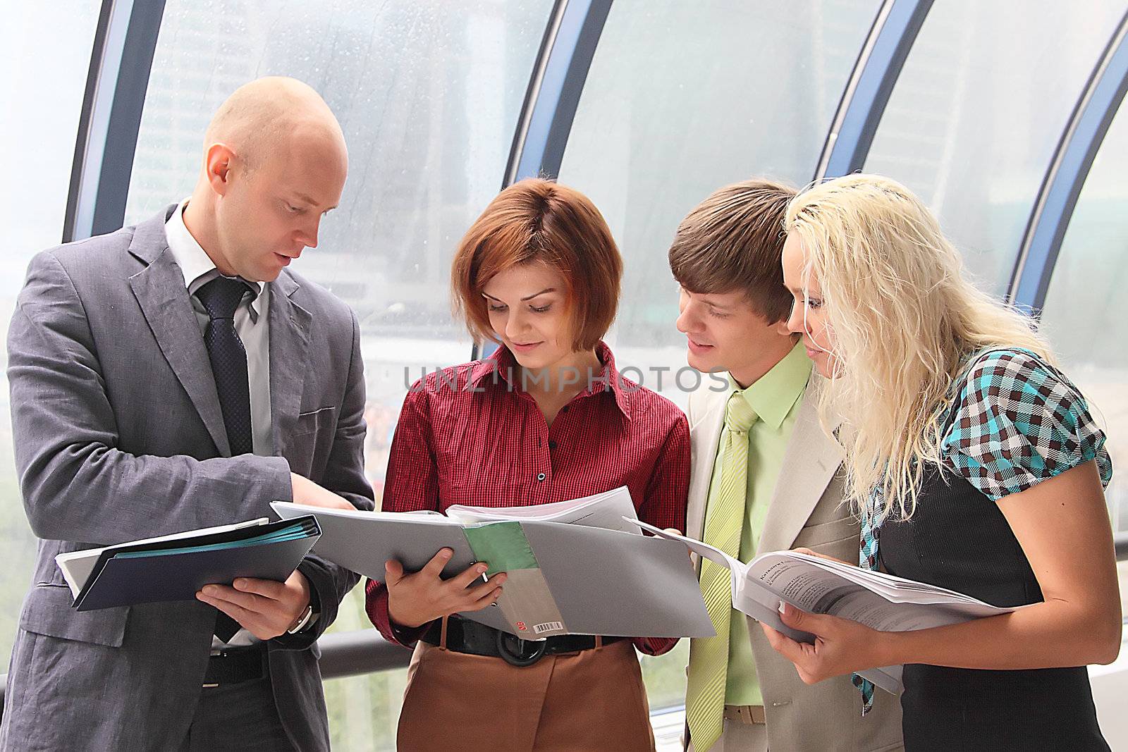 The command of business men and women discusses the project