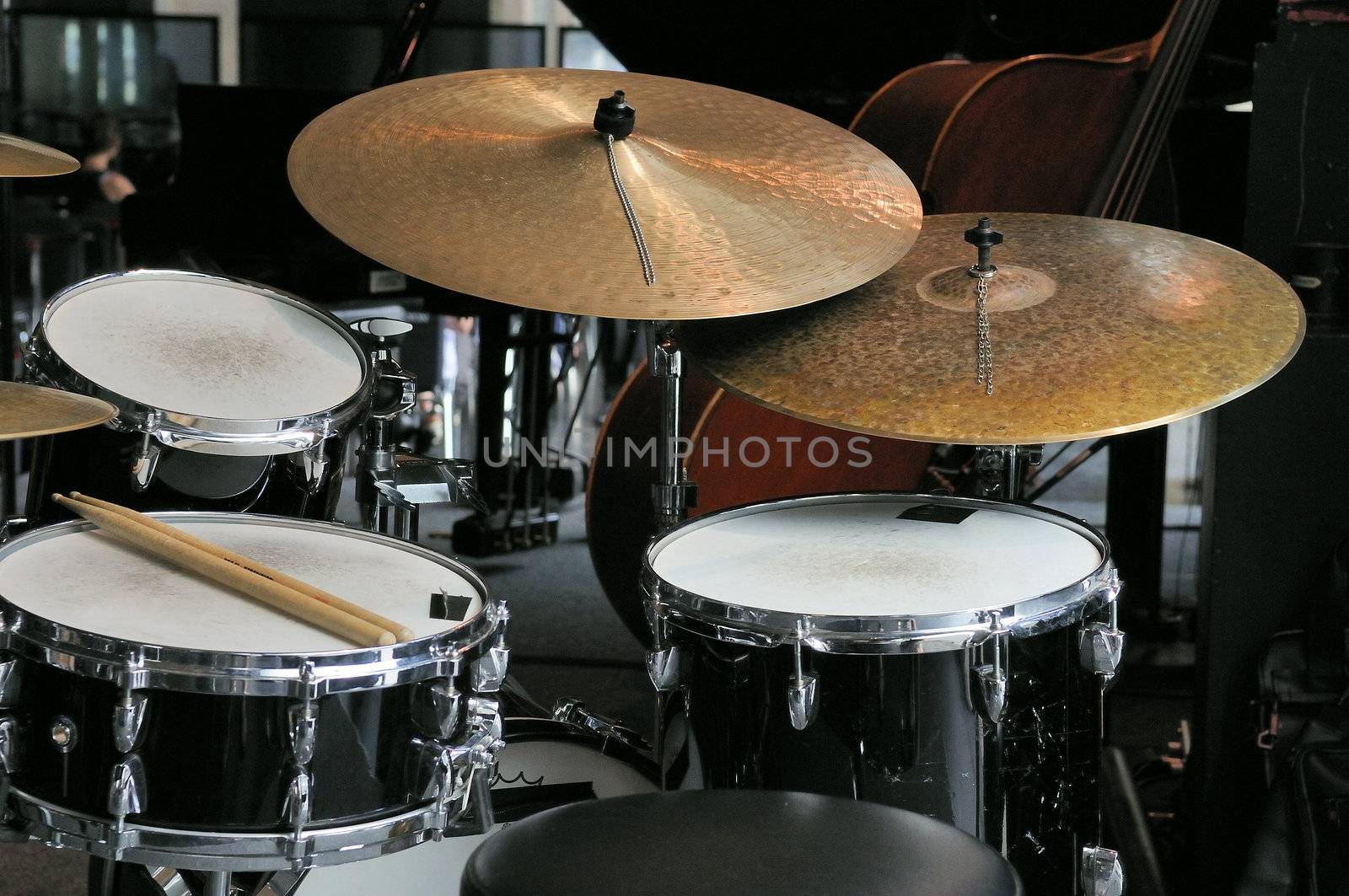 A drum waiting for a concert with various drums and percussion.