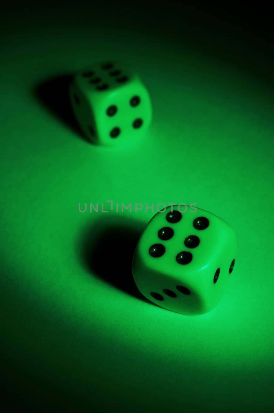 To play dice on a green table