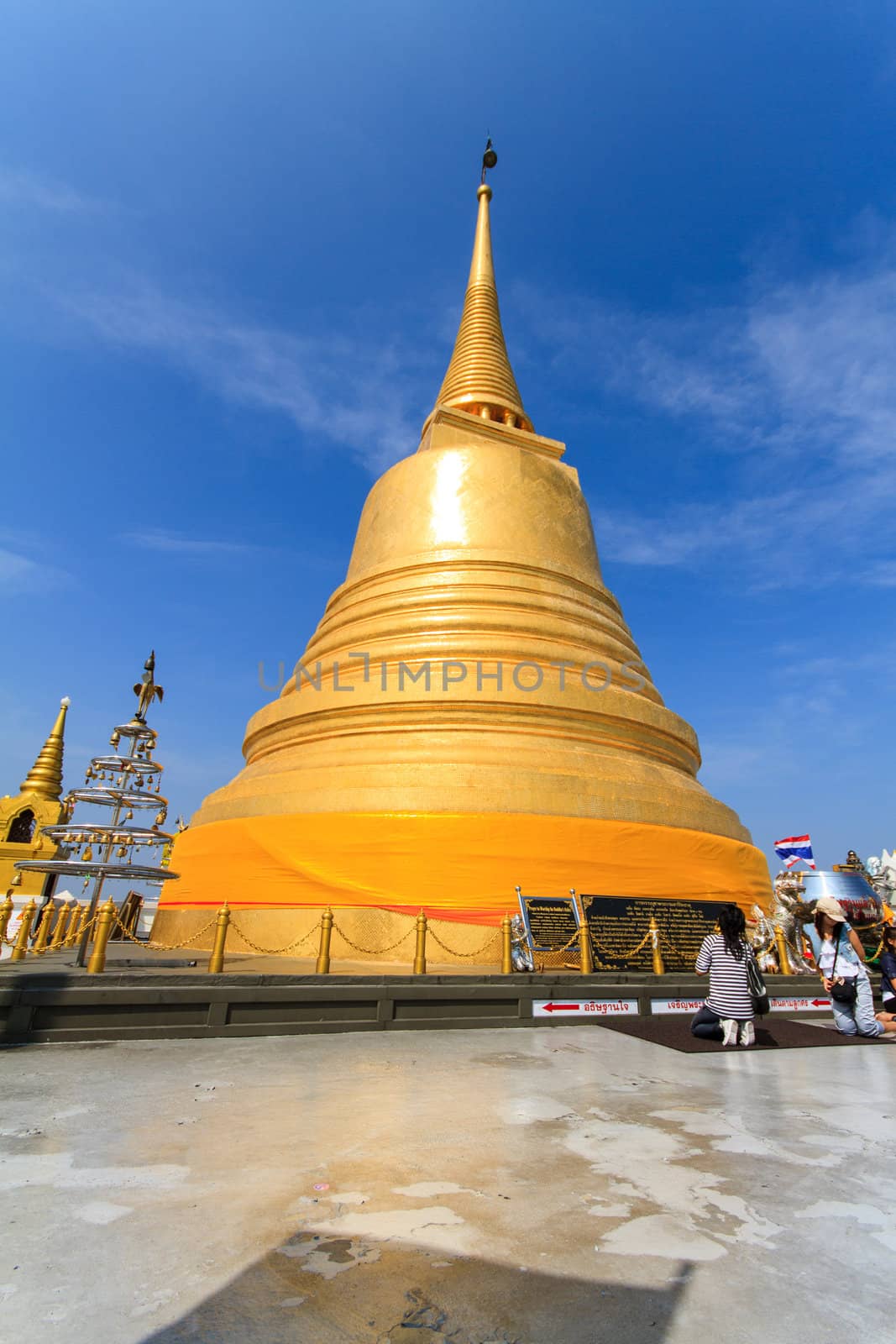 Golden Mount Temple by thanomphong