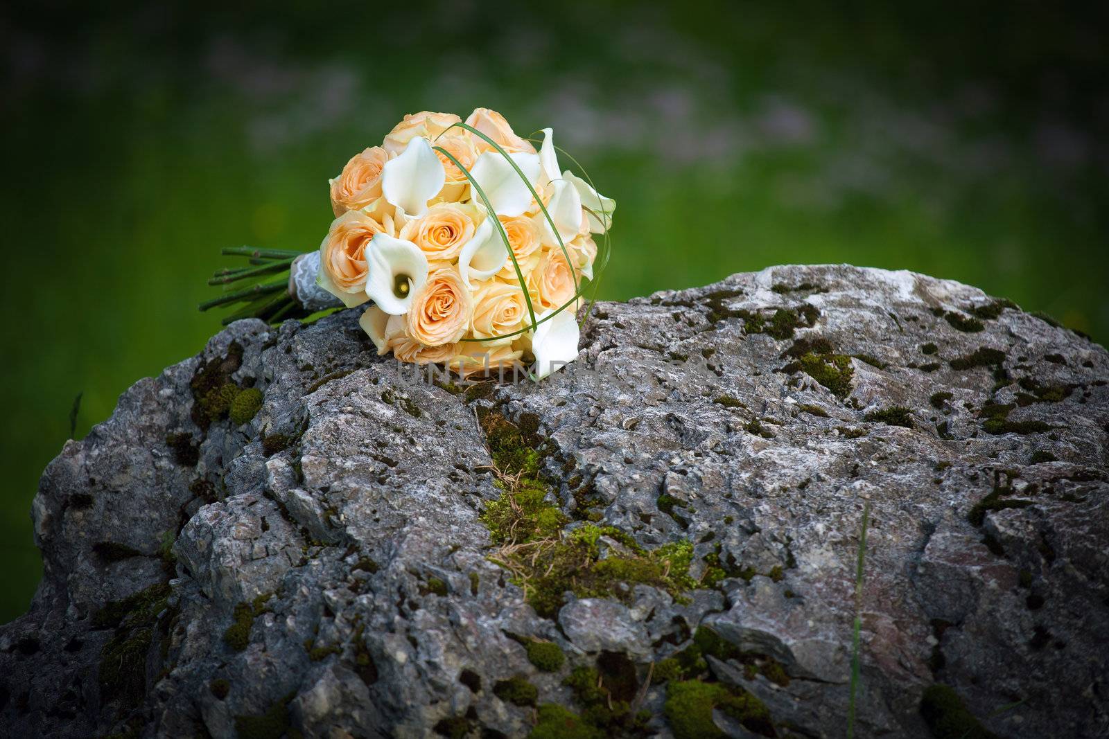 Wedding rings and  roses bouquet
