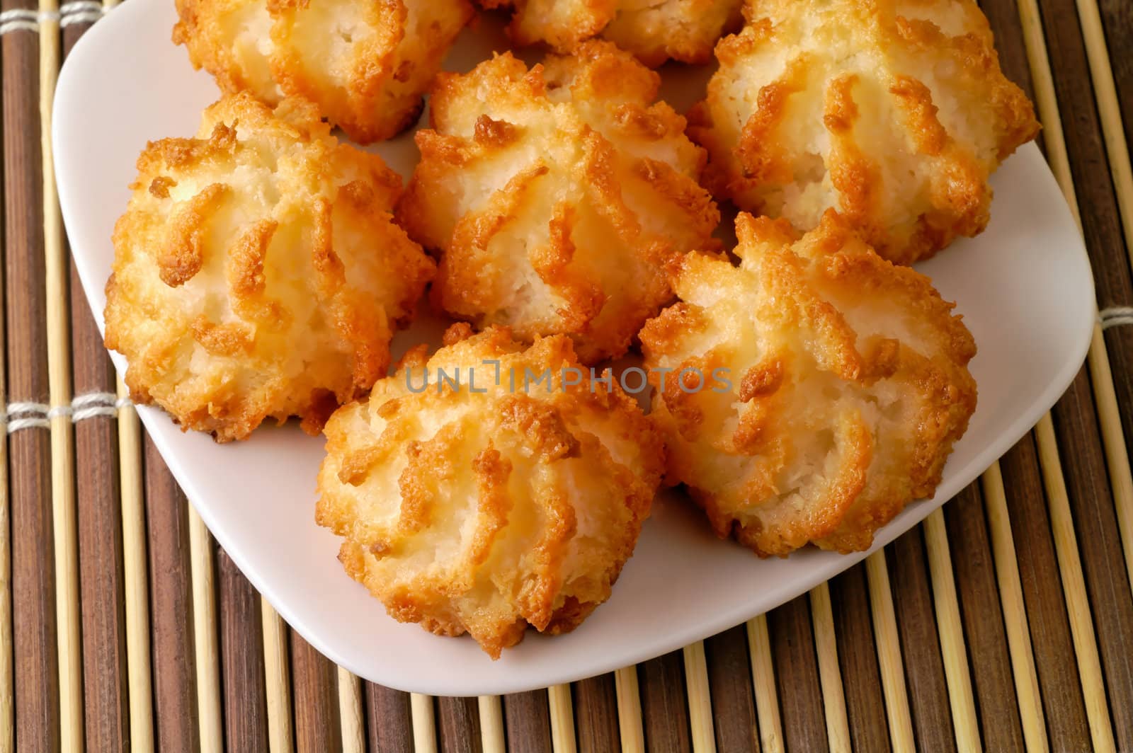 Coconut cookies in a dish (2)