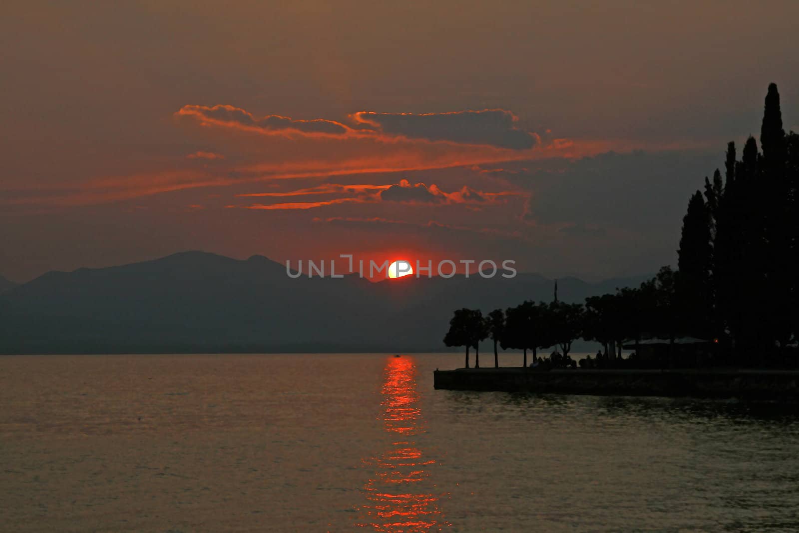 Evening tendency with Bardolino at the Lake if Garda.. Abendstimmung bei Bardelino.