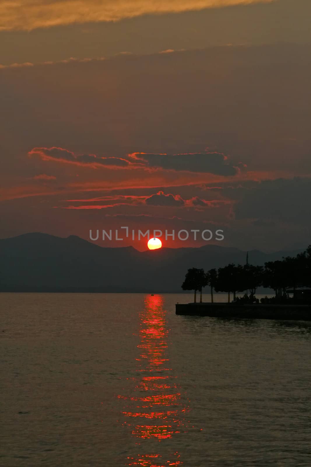 Evening tendency with Bardolino at the Lake if Garda. Abendstimmung bei Bardelino