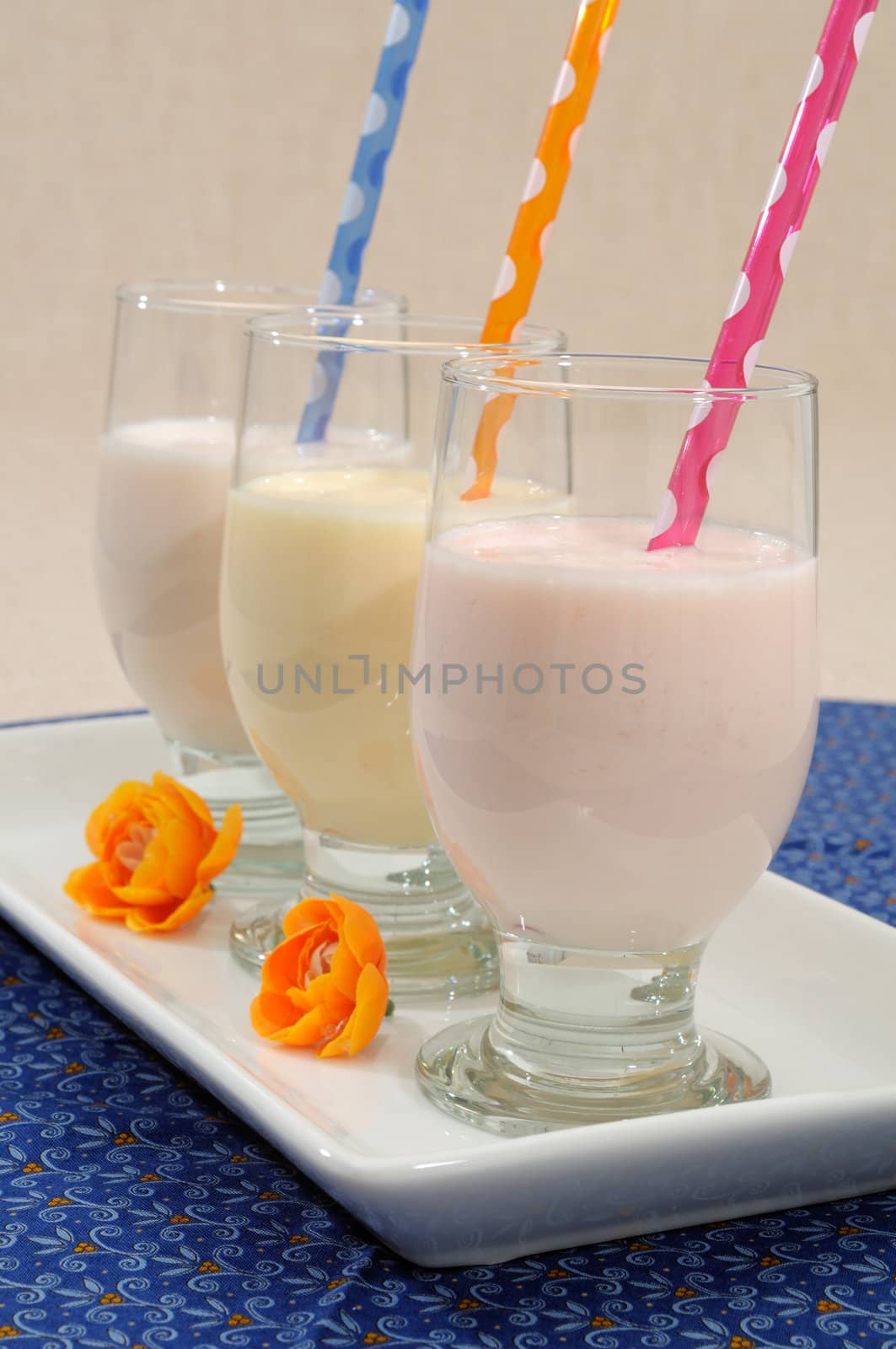 Fruit-flavored smoothies with colored drinking straws
