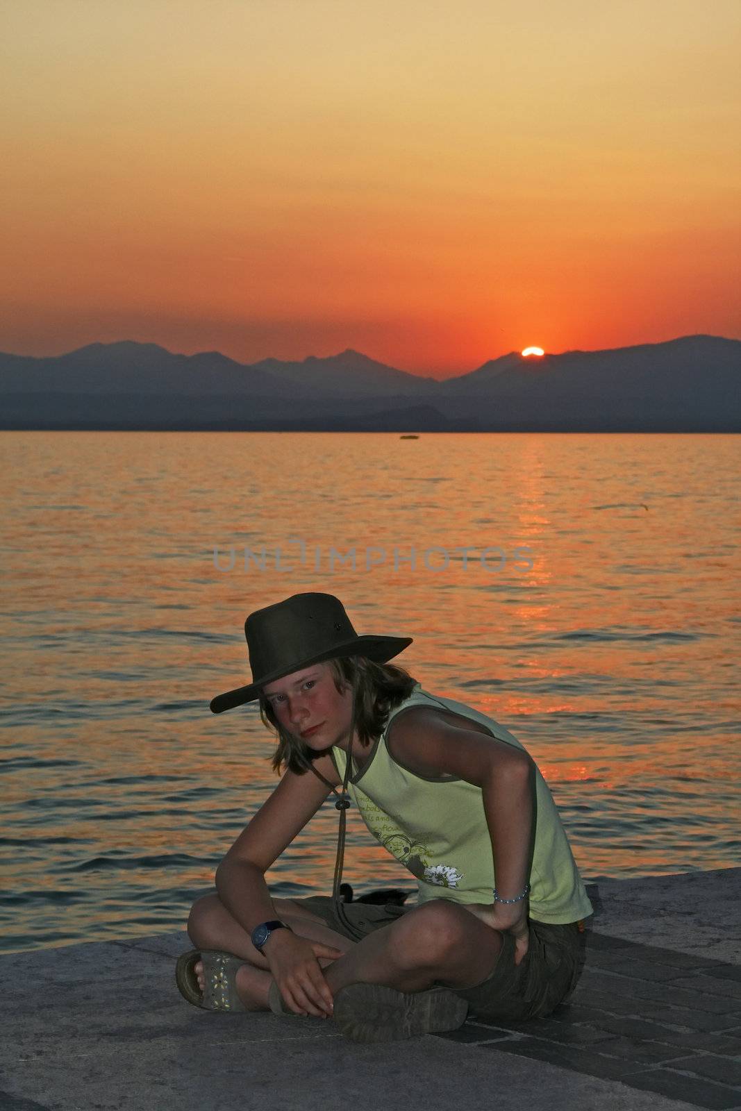 Indiana Jones at the Lake of Garda, Evening tendency. Lazise, Mädchen am See